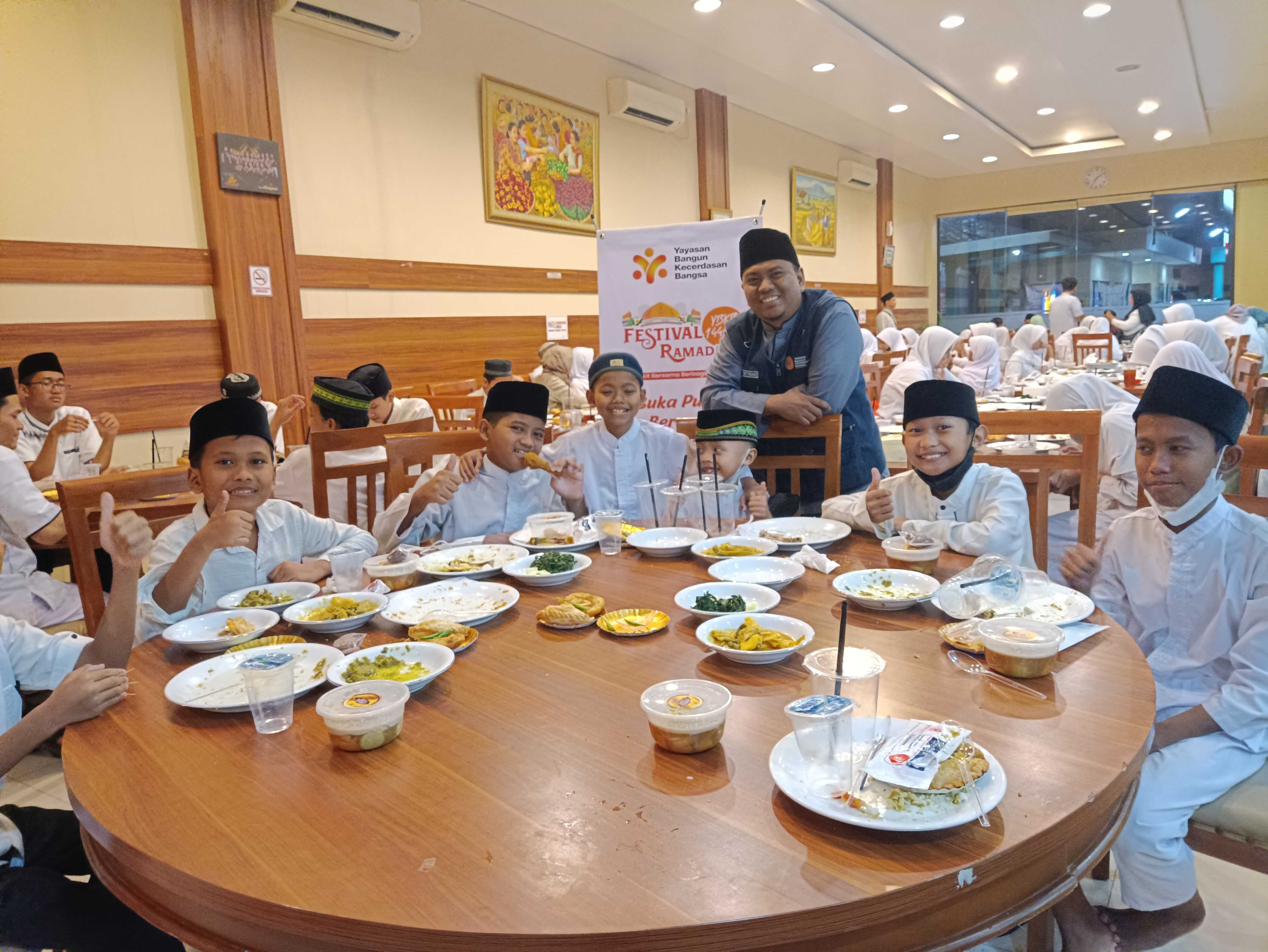 buka puasa bersama yatim dhuafa di restoran